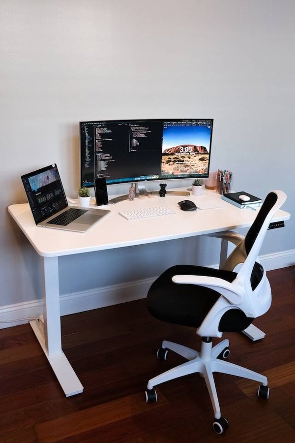 Comment personnaliser son espace de travail avec des meubles informatiques design ?